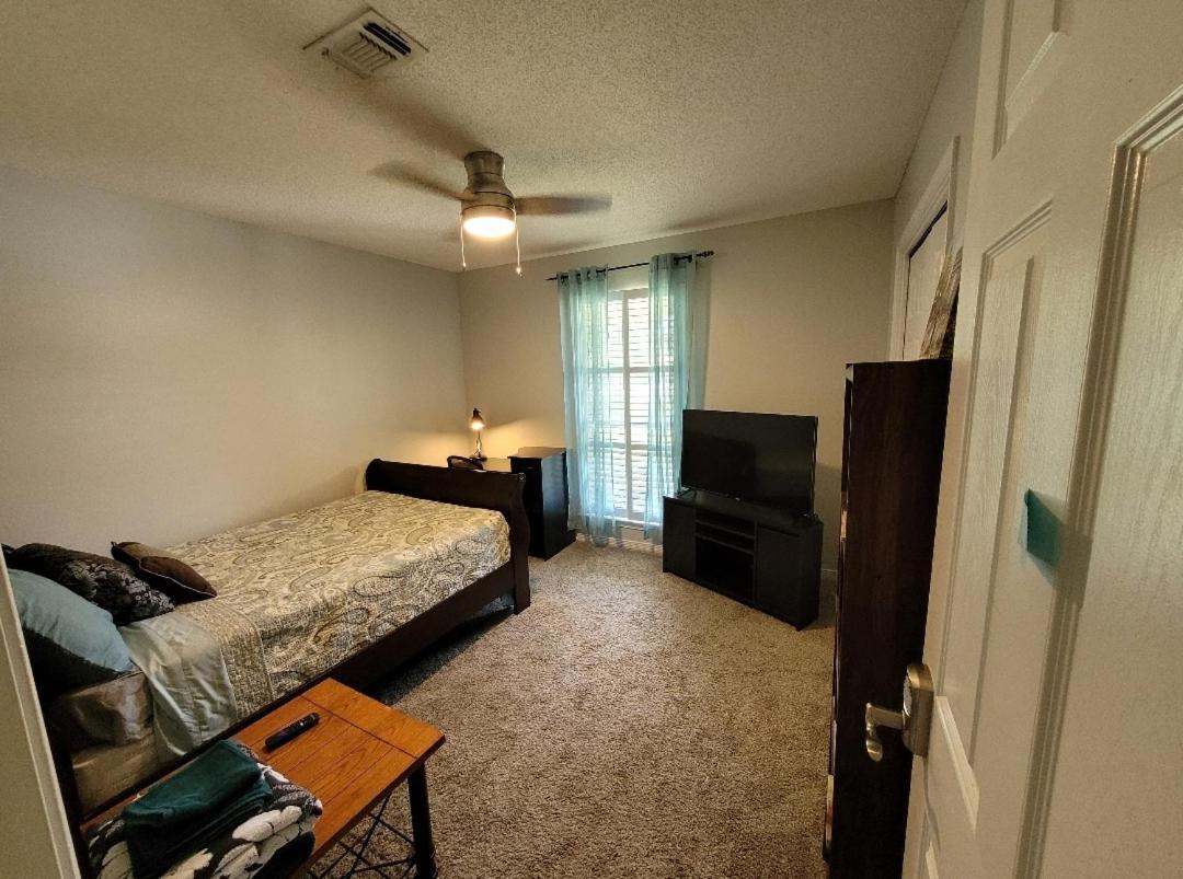 Bedroom Four Minutes From Beach Pensacola Bagian luar foto