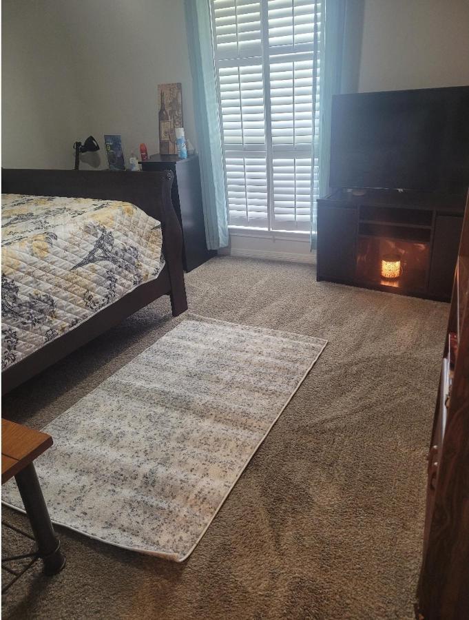 Bedroom Four Minutes From Beach Pensacola Bagian luar foto